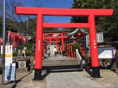 お城のある高台の麓に三光稲荷神社がありますので、お参り。