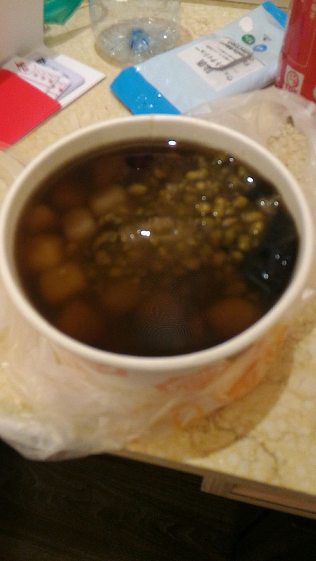 本日のデザートはこれです。<br /><br /><br />実は昨日寧夏夜市で買ってたんです。<br />大好き仙草スイーツ！！<br /><br /><br />もう何度目かのいつもの店で購入。<br /><br />トッピングは2種類選べます。<br />