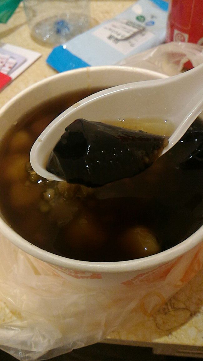 仙草。<br /><br /><br />ここのは量もたっぷりで甘さもあってデザートとしては最高！<br /><br /><br /><br />明日は台風が通りすぎてくれそうですが、晴れること祈ります。