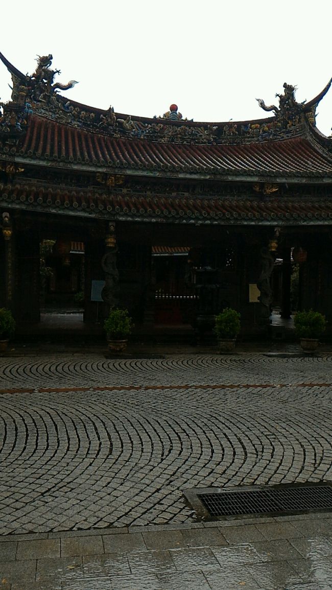 6時起床。<br /><br />外をうかがうと風は吹いてるようですが、雨はそれほどでもなさそう。<br />テレビでやってるにはどうも昼からが台北はひどくなりそう。<br /><br />それなら午前中に行けるとこ行って帰ってきましょう。<br /><br />ここのところ毎回お参りさせてもらってるお寺へバスでピュッといってきます。<br />大龍峒保安宮ってところです。健康の神様がおられるそうです。<br />ここの雰囲気が好きで毎回行ってます。