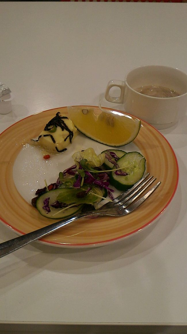 ホテルに戻って朝食です。<br />今日もいろいろ食べるつもりなので、控えめに。<br />サラダとフルーツ、コーヒーです。<br /><br />台風でもホテルで朝食が出るってのは安心ですね～。<br />フルーツが柑橘系のコレだけだったのはやっぱり台風で仕入れできなかったからか？<br />