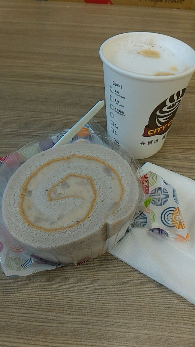 お供はついつい…買っちゃった。<br /><br />タロイモのロールケーキ。