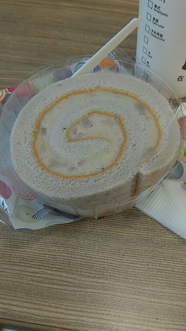 つぶつぶはタロイモです。<br /><br />これが驚くほど甘くない！？<br />そして芋クリームのこってりした感じとあってて食べやすい！<br />コンビニスイーツ侮れず。<br /><br />昨日のカルフールのケーキよりおいしいかも。