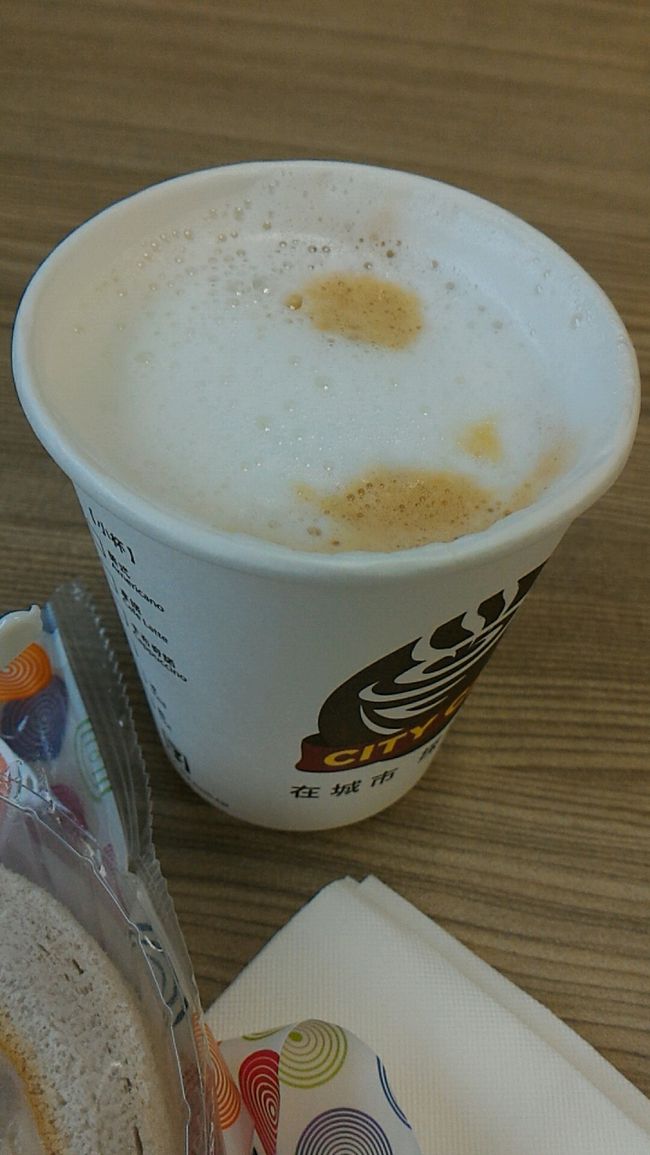 行きたい店がまだ品ぞろえがいまいちだったので近くのセブンイレブンで休憩。<br /><br />市場のすぐ近くにあります。<br />日本のセブンイレブンみたいにセブンカフェあります。<br /><br />「Hot coffee 一個」<br />っていうと<br />「Lattte？　or…」<br />って聞いて来たので。「Latte」と。<br /><br />日本のセブンカフェにはホットのラテってないですよ～。<br />しかも店員さんが作ってくれる。ローソンみたいですね。<br /><br /><br />イートインスペースも空いてたので一休み。