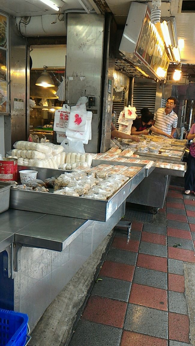 この市場お目当てはこの店です。<br /><br /><br />食い意地のはった人間には避けて通れない惣菜の店。<br />饅頭と餃子が有名なようです。が、買っても調理できないし、食べきれないので、惣菜もたくさんあると聞いてきてみました。<br /><br /><br />おひとり様ではレストラン入ってもたくさん食べれないよね。<br />でもこんな惣菜なら適当に買ってホテルゴハンで食べれるし。<br /><br />昼兼夜用です。<br /><br />あれこれあってホンマに迷う～<br />ウロウロ何回もしてやっと3品購入しました。<br />皆さんどんどん買っていきます。<br />3つで300元。<br /><br />個々に値段は書いてないので個別の値段はわかりませんでした。<br /><br /><br /><br />東門興記手工水餃港式点心<br />	<br />台北市台北市中正區金山南路一段120號<br />8:00～18：00