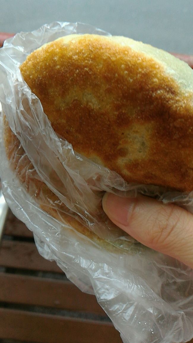 餅っていうかお焼き？かな？<br />焼餅っていうみたいです。<br /><br />熱々で美味しそう。1個20元。衝撃の安さです。<br />帰ってネットで見ると肉餡のと蘿蔔絲餅っていうのが有名みたいですね。<br /><br />また行ってみよう～<br /><br />