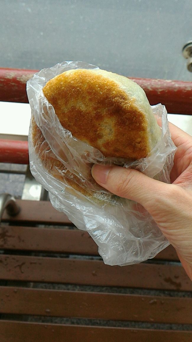 ここはやってました！<br /><br />東門市場の利隆餅店です。<br />すごくちっさい店でした。<br /><br />どれもおんなじに見えて適当に指さしで購入。<br />買った後におじさんが奥で作業してるお兄ちゃんを呼んできた。<br /><br />なんだ？金額違う？？<br />って思ったら。<br /><br />「ニラ！ＯＫ？」<br />やって。なんと優しい気遣い！！<br /><br />いいんだよ！と「ＯＫ！ＯＫ」とうなずきました。<br /><br /><br />こんな時、台湾の人って優しいなと思います。<br />言葉が話せないのはこっちなのに、気を使ってくれる。