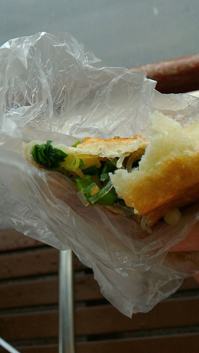 中は春雨とニラ。<br />味付けはほんと薄味。<br /><br /><br />からしと醤油くれ～！