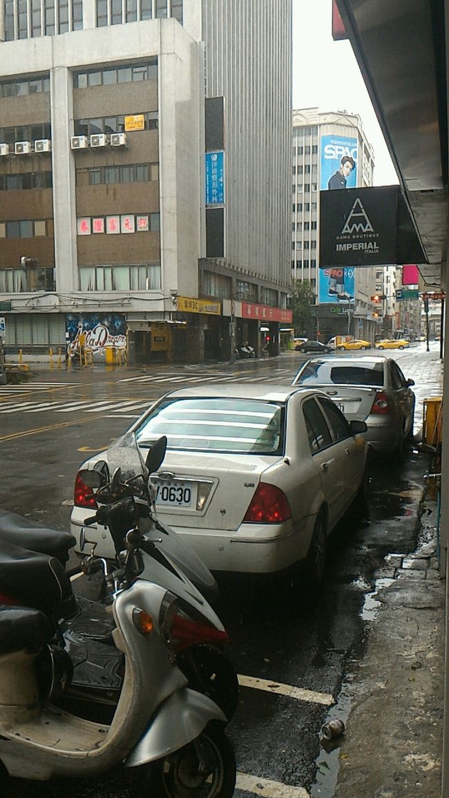雨風がひどくなってきた。<br /><br />すでに履いてたジーパンは裾がだいぶ濡れてます。<br />サンダル履いてきてよかった。<br /><br />傘は…差さない方がましか。<br />何回もひっくり返る。