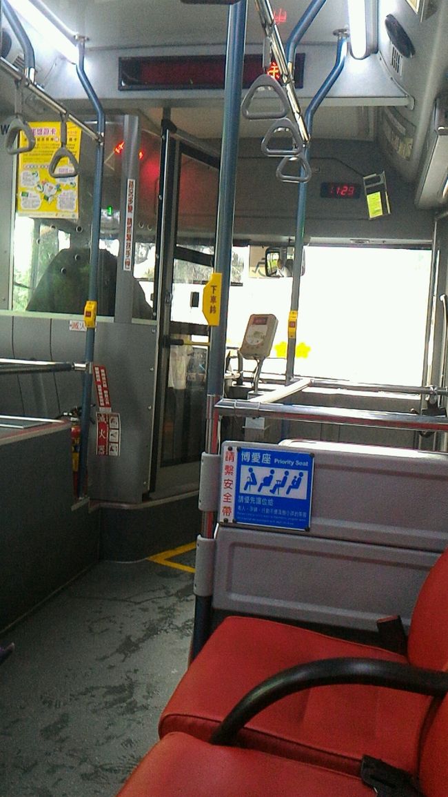 バスもガラガラです。<br /><br />時々キツイ風が吹いてバスが揺れる…<br />バス動いててよかった。