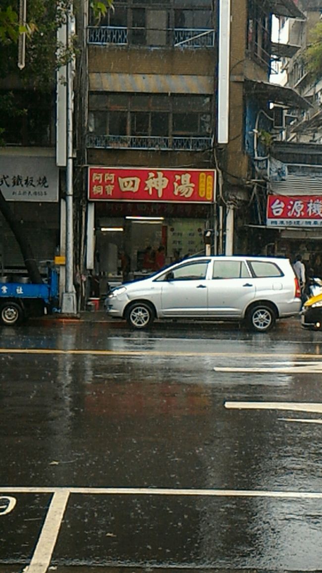 バスでホテル最寄りまで戻りました。<br /><br />近くの四神湯の店がやってる！！<br /><br />夏とはいえ雨風で冷え込んだ体はあったかいものを求めている～<br /><br /><br />早速購入すべく<br />「四神湯！」というも全然通じない。<br />あかんか…<br /><br />すると奥からおばあちゃんが出てきて<br />「スープ？」と。<br /><br />うんうんとうなずいて「外帯」と伝える。<br />これは何とか通じました。<br /><br /><br />困るとほかの人が出てきてくれるのはどこの店も一緒やな～<br />優しい人たちです。<br /><br /><br />おかげさまで無事ゲット。55元。