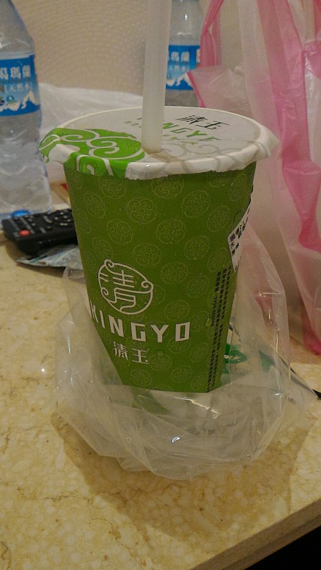 すぐ横にあった清玉で檸檬ティーを購入。<br />無糖でかったらホンマに酸っぱかった！<br /><br />でもオイシイ。