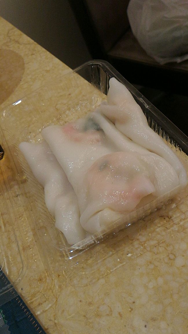 ひとシャワー浴びたら一息つきましょう。<br /><br /><br />いそいそと買ってきたもの出してみます。<br />まずは興記で買ってきた総菜たち。<br /><br />エビが透けて見えてます。<br />