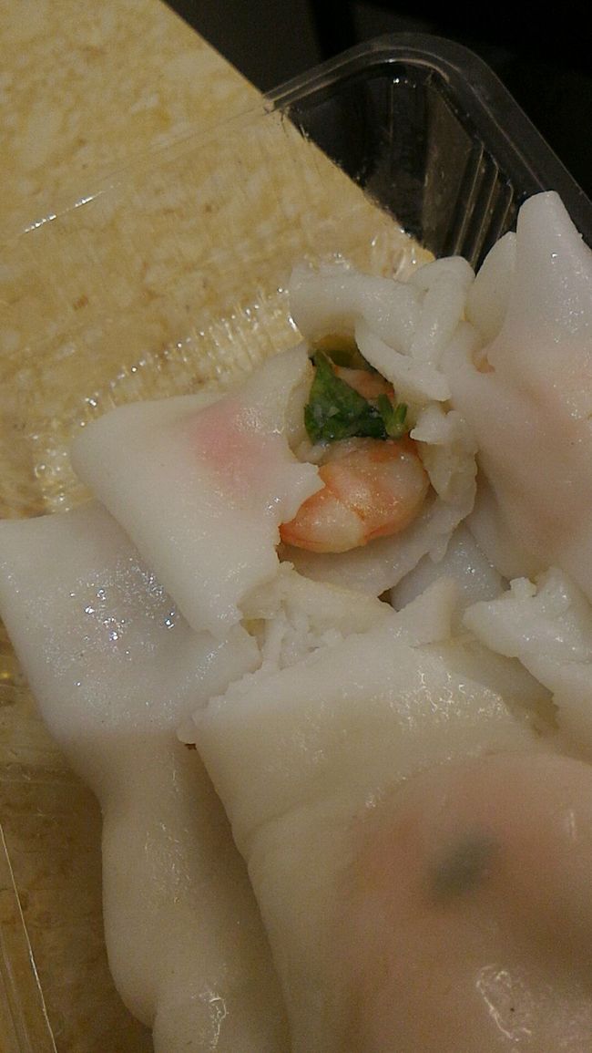 モチっとした皮にエビとパクチーが巻いてあるやつでした。<br />皮は生春巻きよりも分厚いかな？<br /><br />蛋餅の皮みたいやね。