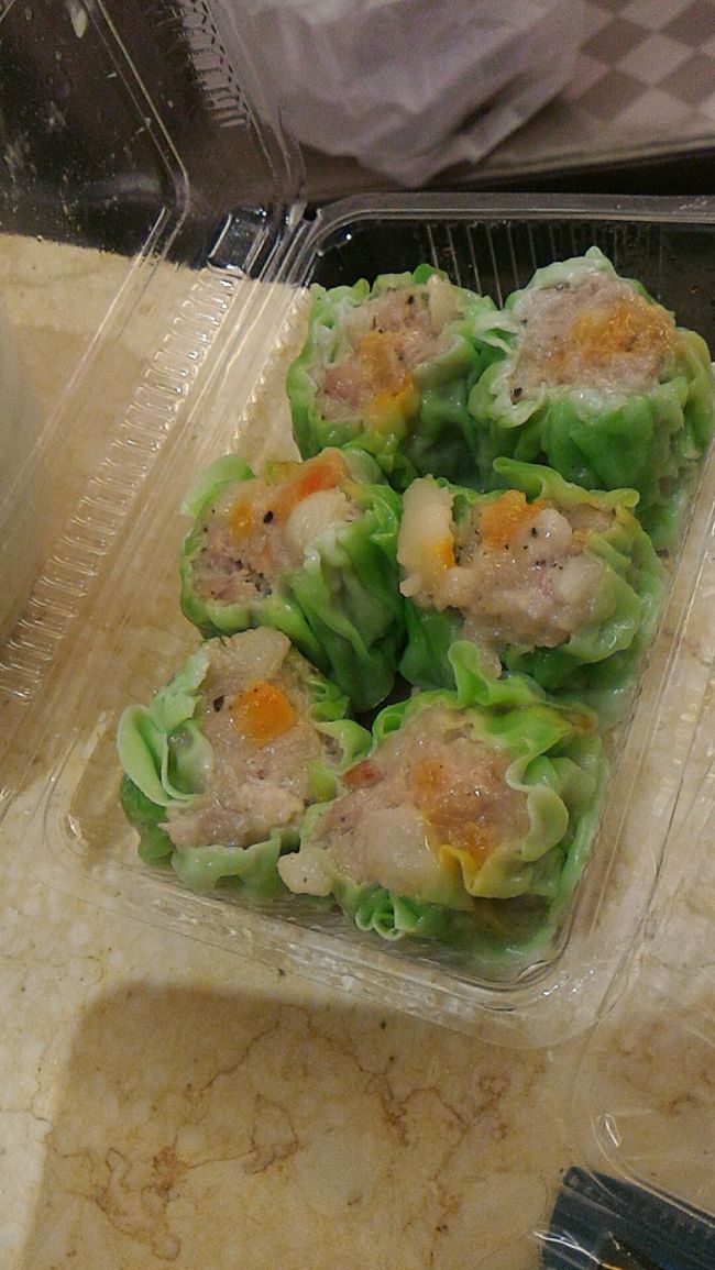 2品目はコレ。<br />シュウマイです。緑が何かはよくわからなかった。