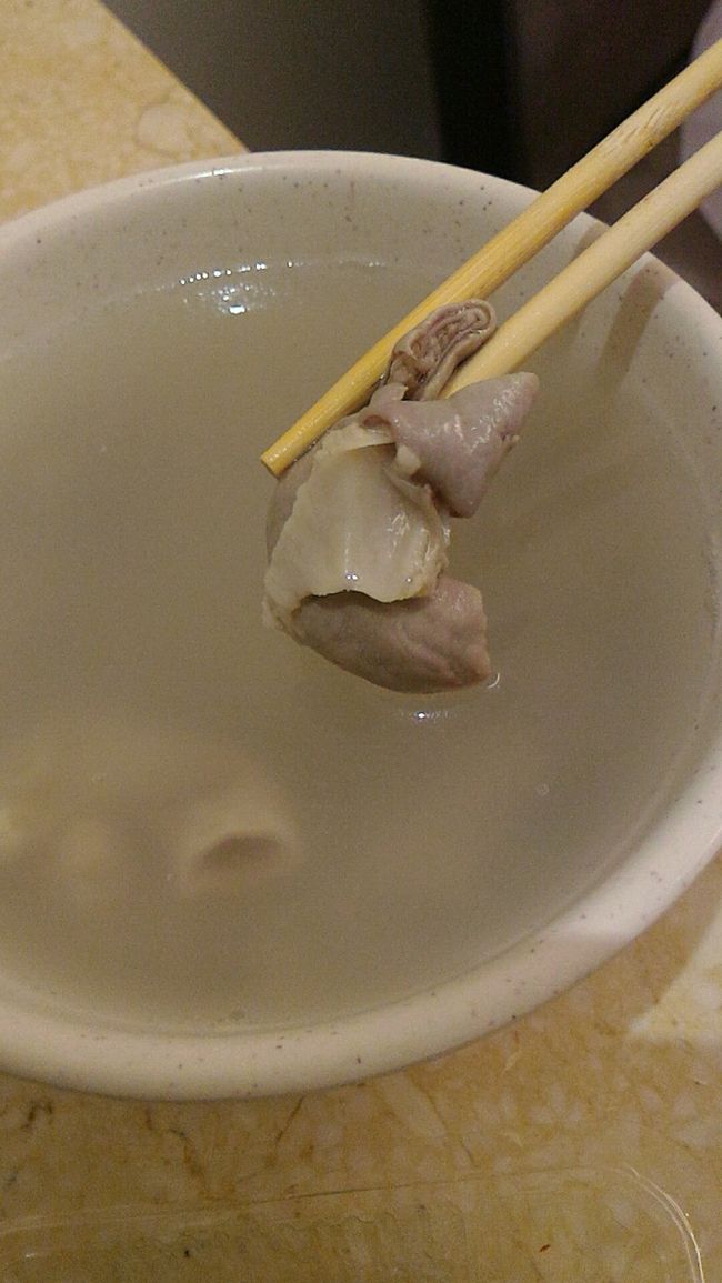 「四神湯」<br /><br /><br />豚の腸が色々入ってます。それとハト麦が入った薬膳スープです。<br /><br />ほんのりお酒の風味としょうゆっぽい風味がする。<br />とてもあっさりしたスープです。<br />胃にやさしい。<br /><br /><br />日本でゆうところのお澄まし的なそんざいなのかな？