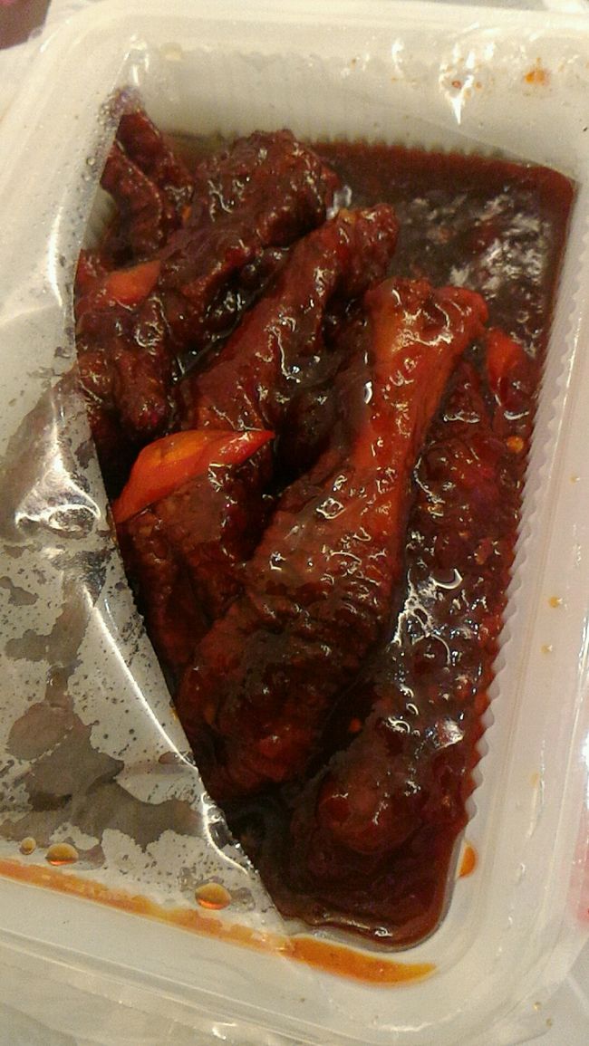 開けると！鶏の足や～<br /><br />ぷ～んと八角の匂いがします。<br />まだほんのりあったかい。<br /><br /><br />美味そうや～！！<br />