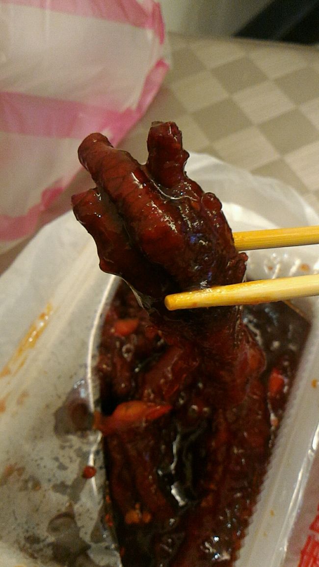 足。<br /><br />食べるとこなさそうに見えますが。意外とあります。<br />柔らかく煮込まれててほろっと骨が外れます。<br />かぶりついてこそぎ取るようなかんじかな。<br /><br />タレは甘辛くて美味い～<br />誰か白飯くれ～！