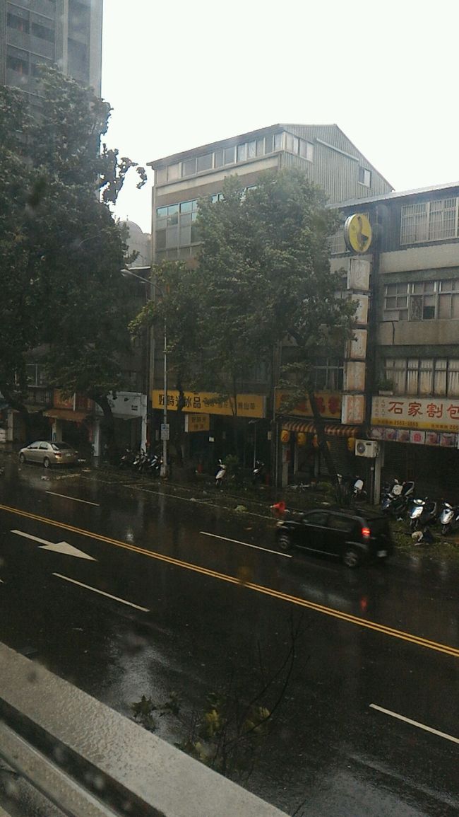 まだ荒れてる。<br /><br />この時テレビでは、飛行機が軒並み欠航。<br /><br />なんと日本のツアーバスが横転したってニュースが出てました！怖～。<br />桃園空港も雨漏りしたらしい。