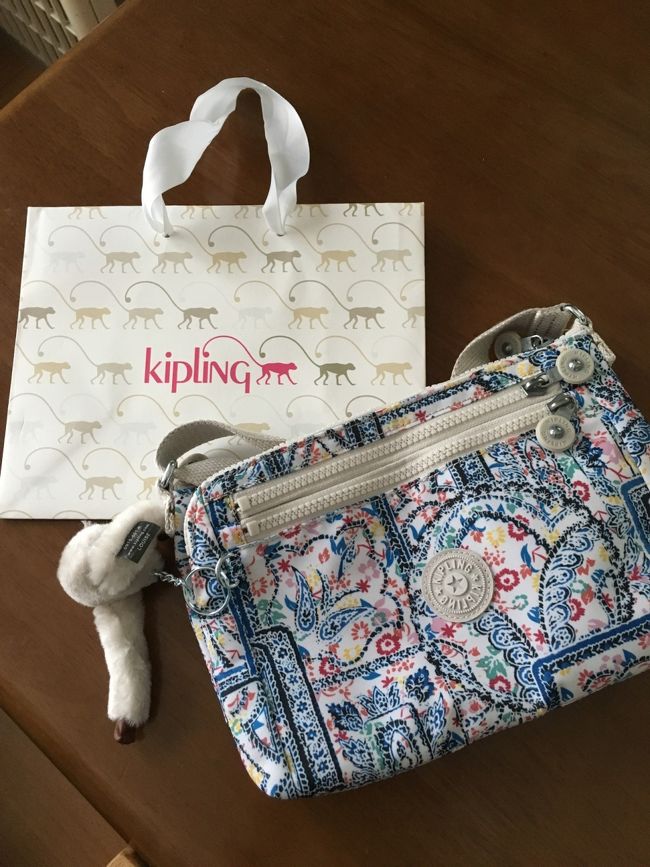 キプリングで半額(バーバには内緒)になっていた小さめのショルダーを柄違いで２つ購入〜。<br />バーバとママ用にしました。<br /><br />コレ、５か所に入れる所が分かれていて、ファスナーついていて超使えます！！<br />安くてヨカッタ〜♪買ってヨカッタ〜♪♪<br /><br />急いで買い物を終えプールまで戻ると、タロさんとパパは満喫中。<br /><br />約２時間プール遊びをして、シャワーを浴びて帰り支度完了。<br /><br />空港に向かうにはまだ時間があるので、ヒルトン内やビーチを散策しながら、最終日お決まりの場所へ向かいます。<br />