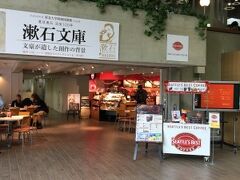 最近の大学は、外部資本のカフェやショップが入ってて絵になりますね!！