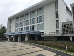 萩ホールの周辺もまた、留学生だらけでますます外国チックなのです。カフェはこの建物のさらに奥。