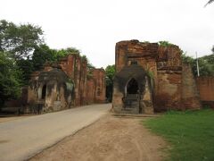 　次は、オ－ルドバガン城壁の東門で、ニャウンウ－からオ－ルドバガンに行くには必ず通る「タラバ－門」です。自転車やバイクは通れますが、車は通れません。
　見た感じでは地震の影響は見られませんでした。