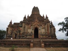 　ティ－ロ－ミンロ－寺院から約400ｍニャウンウ－寄りの左側(オ-ルドバガン向かって)にある寺院です。観光客には知られていない、地元の人に聞いた数少ない登ることができる寺院です。今回の地震で外見上は影響はなさそうでしたが、よく見ると塔の最頂部がない。内部に入ると普段はいない係員がいて、上には登れないとのこと。思っていたより被害は大きいようです。