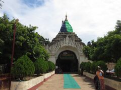 　先ほど見た、バガンの遺跡を代表するアーナンダ寺院です。正面から見ると仏塔と仏塔の周りがブル－とグリ－ンのシ－トにおおわれています。また工事関係者の姿はかなり見かけました。
