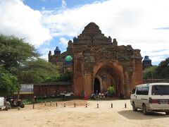 　昼食後は、ソゥマ－さんの娘さん達の案内でダマヤンヂ－寺院へ。バガン最大級の未完の寺院で、レンガ積みの重厚で美しい姿は一部ブル－とグリ－ンシ－トでおおわれていました。