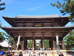 その後向かったのは東大寺です。
写真は東大寺南大門で最初にこの門を通ります。