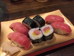 一人が熱を出してしまい、晩御飯に予約していたすし太郎へは５人で行きました。
レンタカーも返却したので、オリオンビールで乾杯して、沖縄料理を食べました。
看板メニューのマグロのお寿司、おいしかったです。
レンタカーを返却して、すし太郎まで送迎してもらったのですが、その運転手さんも、すし太郎はおいしいからおすすめと言われていました。
