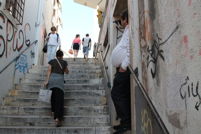 こんな階段を上っていく。それにしても右にいるオジサンのお腹の出具合がすごかった。