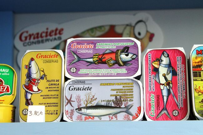 中には日本語でどんな缶詰か書いてあるものもあった。このようにイラスト入りであれば理解しやすい。<br />友人は魚の形をした缶詰チョコレートをお土産として購入していたが、１つ６ユーロ。よく考えたら安くない･･･