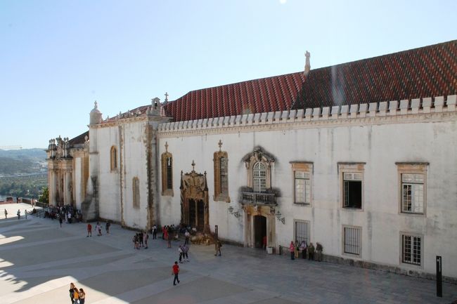 左端がジョアニア図書館の入り口である。