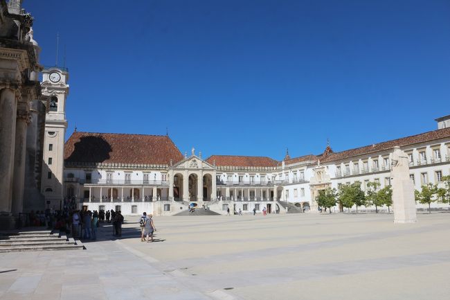 門をくぐると広い中庭に出る。右奥が鉄の門。