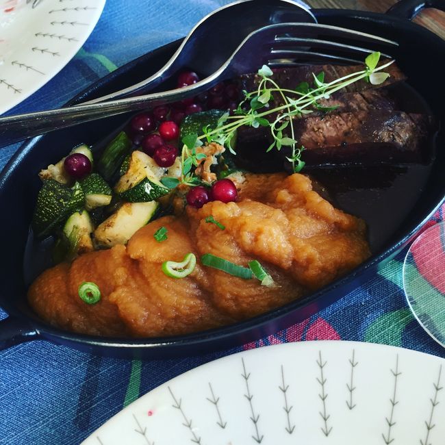 旅行中、これぞフィンランドっていうようなものを食べてなかったので<br />最後くらいはと。<br />となかいのロースト。あっさりして美味しかったです。