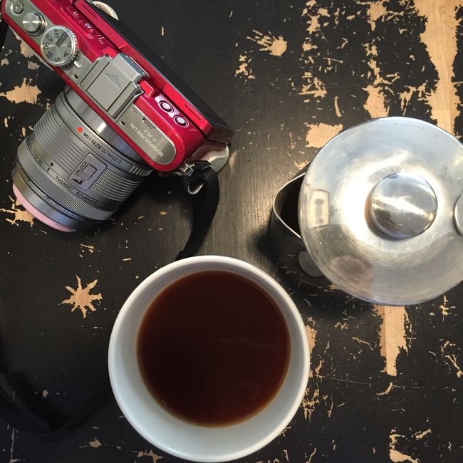 使い込まれた感がいい味出してました、アンティークのテーブル。