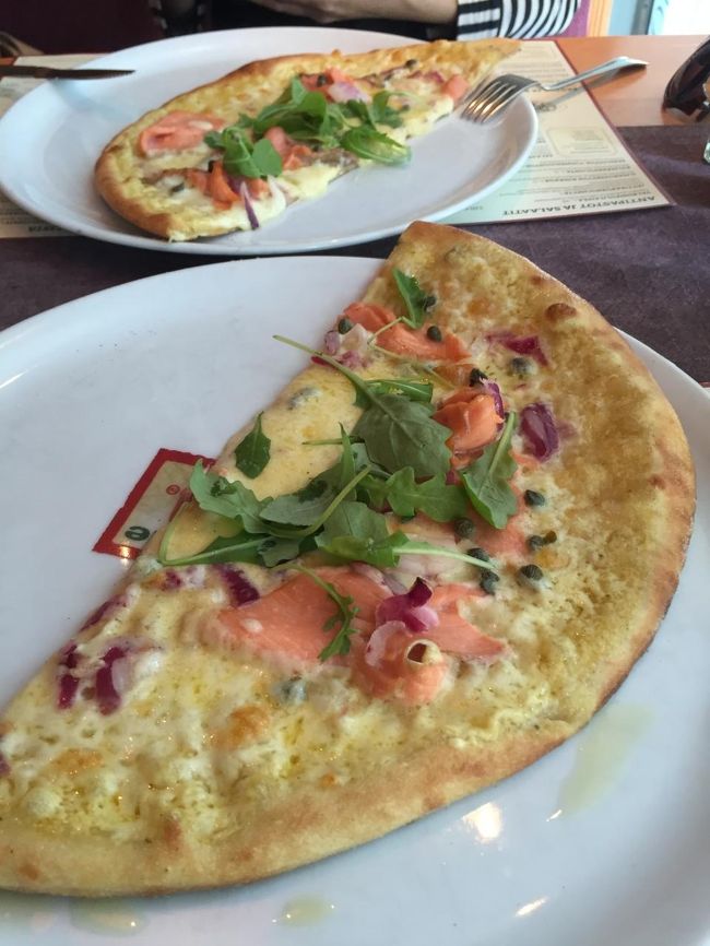 名前、忘れちゃったんですが。<br />初日の夕食は、クムルスハカニエミ近くのイタリアンで。<br />機内であれこれ食べていましたが、ちょっと足りなかったのでピザを。<br />フィンランドらしいといえば、サーモンがトッピングされてるってとこ。<br />・・・・くらいかなあ^^;;