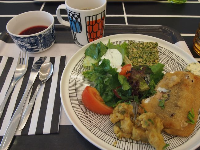 社員食堂なので、セルフでおかずを選んでレジでお会計。<br />味というより、この器が楽しみでｗ<br />好きなものを選んで使えます。