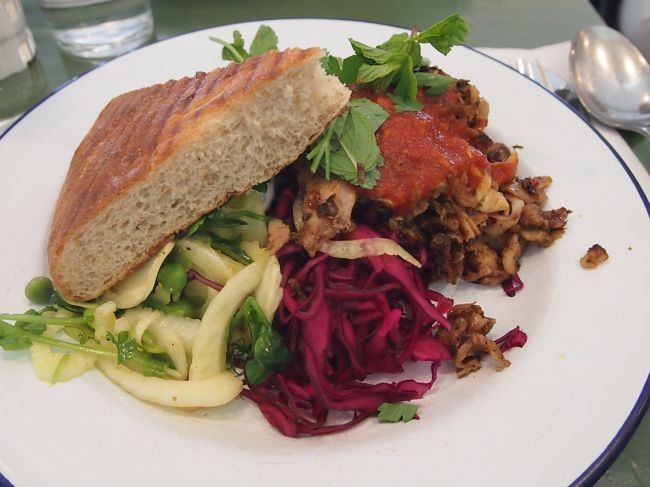 このケバブがかなりのボリューム！！！<br />めっちゃ美味しいんですけどね、かなりの難敵です^^;;<br />何でも、元一流レストランのシェフだった人がやってる店だとか。<br />納得。