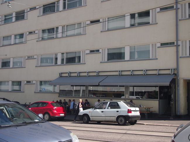 フィンランドでまさかのケバブ！<br />ドネルハルユ。<br />ランチタイム、地元のお客さんでごった返していました。