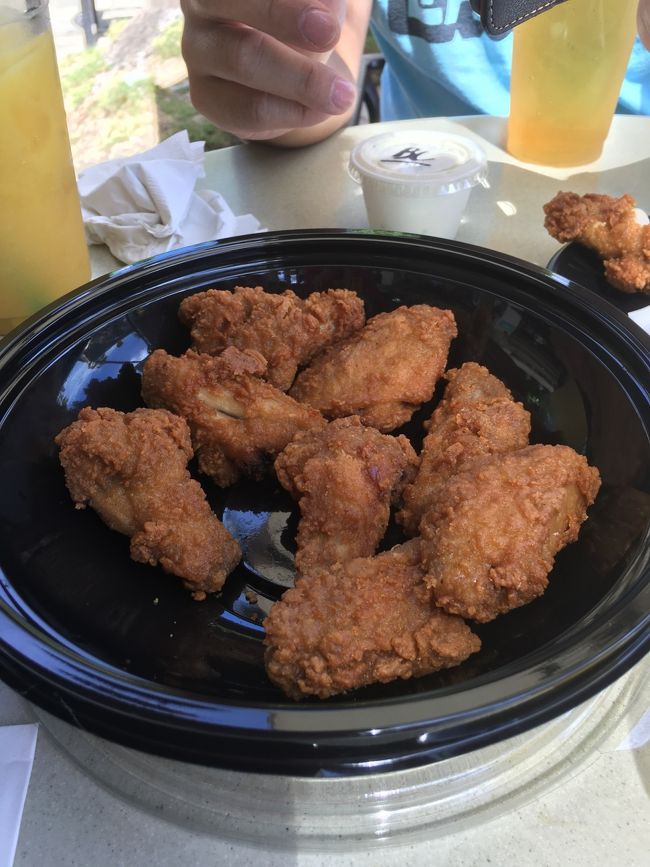 チキンウィングをお供に、海を眺めながらのビールは最高～！！<br />滞在中は、パパもママもタロさんとたくさん遊ぶために、日中、特にプールサイドでのビールはガマンしていたので、すごくウマイ～～♡<br /><br />この至福の時間をまた持てるように、帰国したらパパとママはお仕事がんばります！！ <br />タロさんは元気に保育園へ通って、楽しく過ごそうね！！<br /><br />しばしマッタリとしたら、さあ、空港に向かいましょう。<br />「夕方の便の時は、１.５時間くらい空港までの時間をみてね」と言われていたので、早めに動きます。<br />チャーリーズタクシーにて定額送迎＄２９＋チップでした。<br /><br />混んでるかな～と思いきや、なんと１５分で到着しちゃったよ。。。<br /><br />しばらく並んで、カウンターオープンと同時にチェックイン。<br />……ハイ！スーツケース重量オーバーでーす！<br />……２つに分けまーす！<br />公衆の面前でスーツケース全開してしまいました(-｡-;<br /><br />手荷物検査場でも<br />……コレハダメネ！スーツケースニイレルカ、ステルネ！<br /><br />ダメだったのは、リリコイバターの瓶。<br />割れないようにと手荷物にしたのが仇になりました(T . T)<br /><br />……捨てません！預けます！！<br />……コッチへ、コイヤ～！<br />……タロさんとパパを残し、ママは瓶２つとクッキーなどが入ったバックを手にチェックインカウンターへと戻されました……<br /><br />なーんていうハプニングもありましたが、