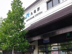 Sちゃんが到着するまで、丸亀駅の写真を撮ったりします。　