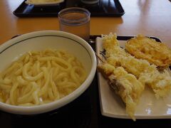 釜玉うどんに天ぷら!　めっちゃ美味しかったー☆

この旅行中、香川での食事はこの1回きりだったので美味しいうどんに出会えてラッキー。　幸先の良いスタートです。　