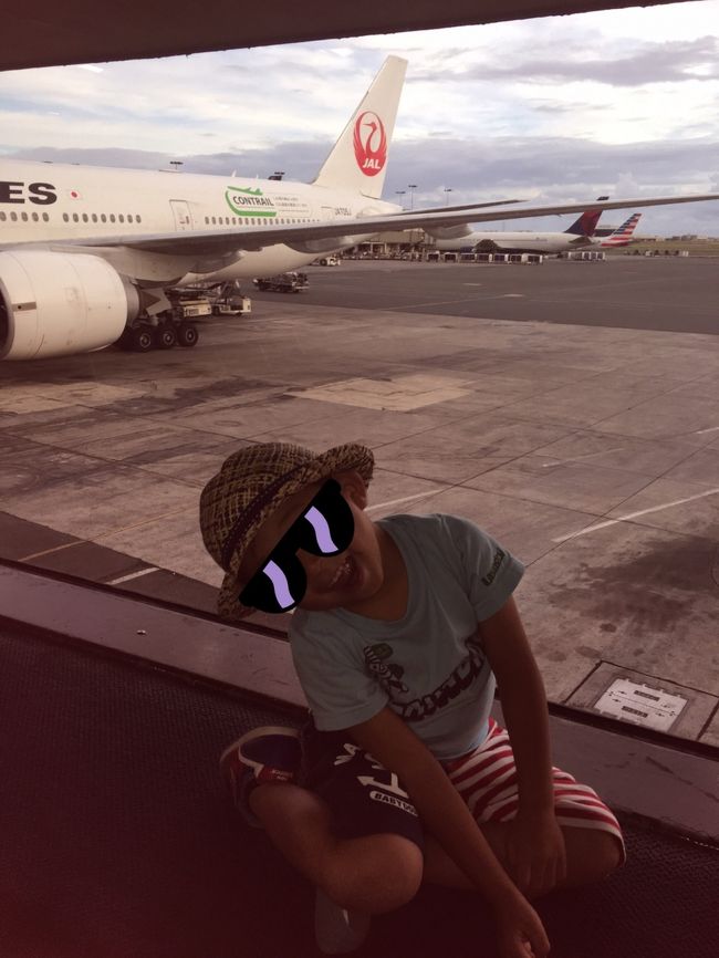 さあ！飛行機に乗り込みましょう～<br /><br />ABCの並び席だったので、離陸直後はライトアップされたレインボータワーがキレイに見えました。<br /><br />乗ってしばらくは、機内エンターテイメントを見ていたタロさん。<br />お昼寝もせず、朝から全開でプール遊びしたせいか、機内食も食べないまま、着陸まで爆睡でした。<br />飛行機では、赤ちゃんの時から本当に手のかからない子で、親は楽をさせてもらっています。<br />↑<br />もちろん、日常生活ではものすごい手がかかります！！<br /><br /><br />定刻より３０分ほど早く到着、最終のリムジンバスにも余裕で間に合って…<br />深夜１時前に自宅へと帰り着きました。<br /><br />「タロさん、どうだった？ハワイ」<br />「ハワイ楽しかったよ♪」<br />