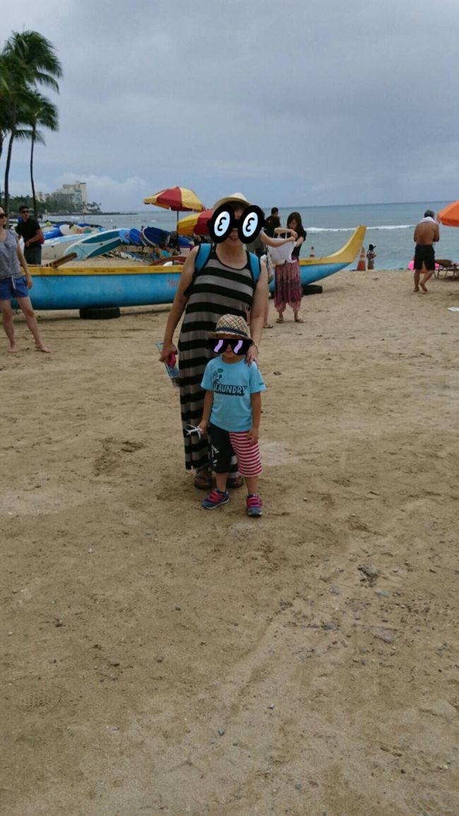 ・ハワイ到着後、お部屋の用意が出来るまで、ママはこの格好でウロウロしていました。<br />部屋に入って見たのは…見事にリュックの肩あて型に日焼け…オモロイ形に焼けてました…<br />部屋の用意が出来るまでの日焼けには要注意！<br /><br />このヘンテコ日焼けのおかげで、今回全く焼く予定がなかったのに、常に日焼け止めを塗って首～肩を晒してジックリ焼き、ヘンテコ日焼けを解消させました。<br />おかげで真っ黒になりました。。。