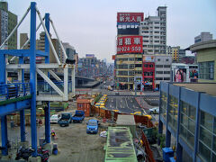高雄駅から見た南側の光景。
駅の周りは拡張工事をしていて雑然とした雰囲気。

台湾第2の都市高雄は台湾随一の工業地帯で、大型貨物船やコンテナ船が行きかう高雄港は海の玄関口として活況を呈しているそうです。