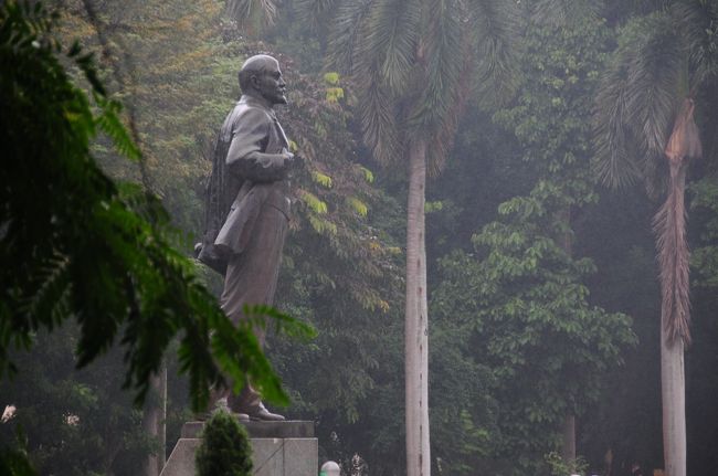 その次に向かったのはベトナム軍事歴史博物館。<br />その前にあったレーニン公園のレーニン像