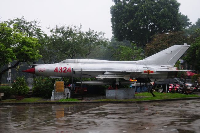 博物館に入場。<br />40,000VND＋カメラ撮影代30,000VND。<br />入ってすぐ左にあるのは国の英雄ファム・トゥアンの愛機ミグ21。<br />2012年国宝に認定された。